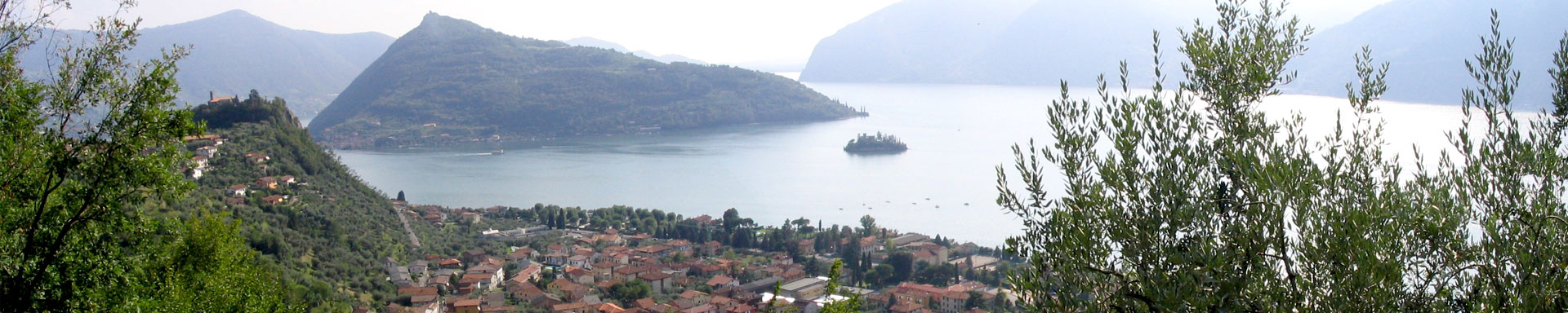 Panorama di Marone dall'alto - sullo sfondo spicca l'isola di Monte Isola e la piccola Isola di Loreto