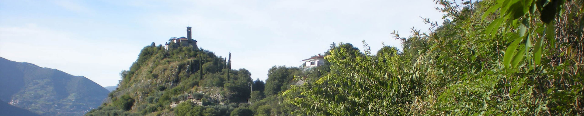Veduta della Chiesa di San Pietro situata su un colle accessibile dalla frazione di Pregasso