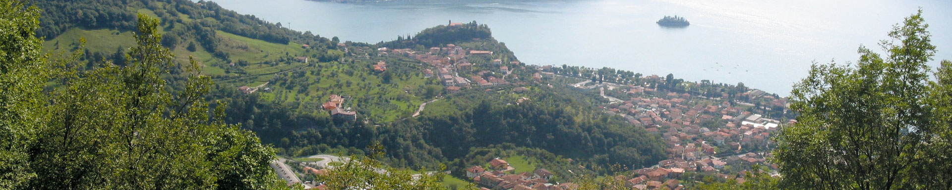 Panorama di Marone dall'alto dove si scorgono le coltivazioni di ulivi